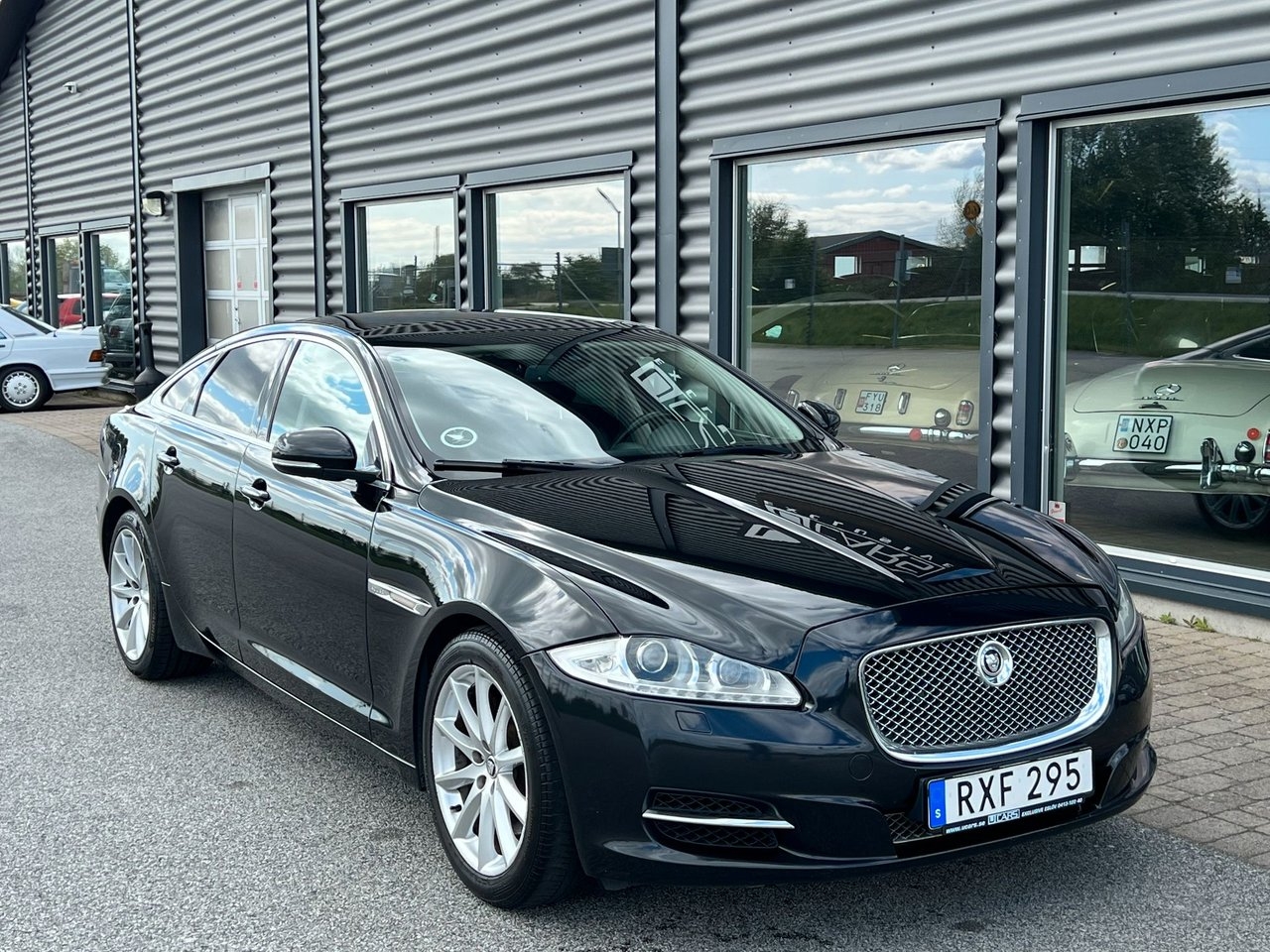 Jaguar XJ 3.0 V6 275HK / Luxury 2011, kuva 2/8