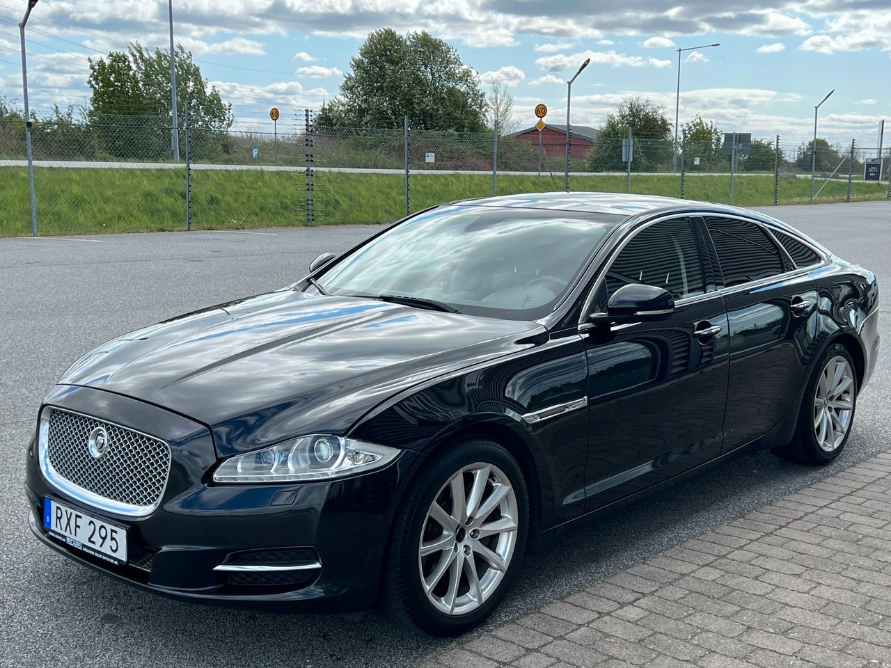 Jaguar XJ 3.0 V6 275HK / Luxury 2011, kuva 3/8
