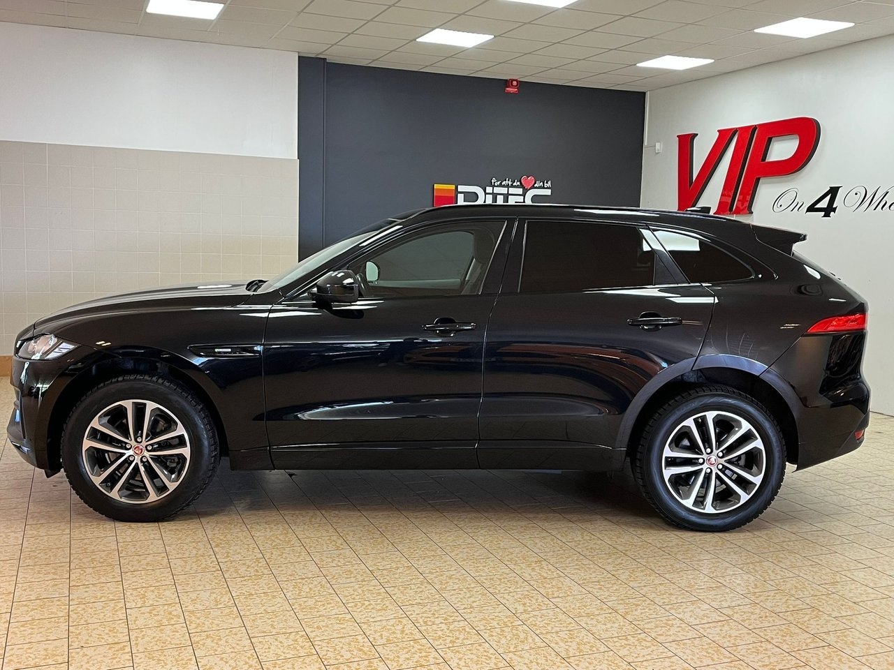 Jaguar F-Pace 30d (300hk) AWD R-Sport 2018, bild 3/25