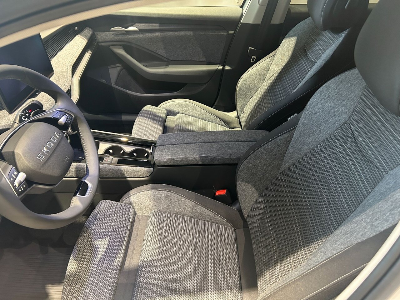 Skoda Superb TSI HYBRID 11 2026, bild 4/9