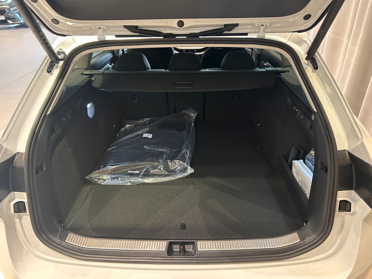 Skoda Superb TSI HYBRID 11 2026, bild 7/9