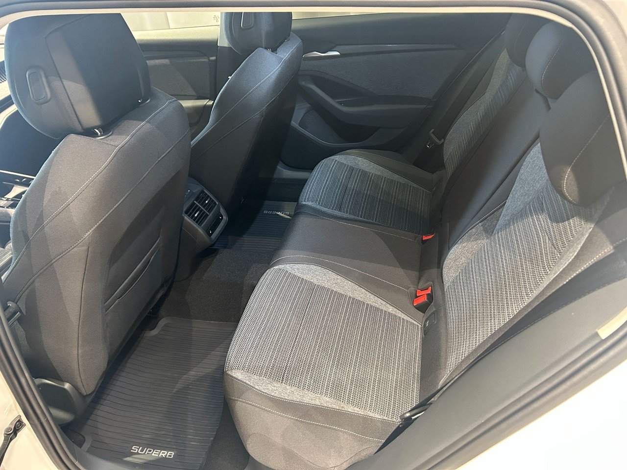 Skoda Superb TSI HYBRID 11 2026, bild 6/9