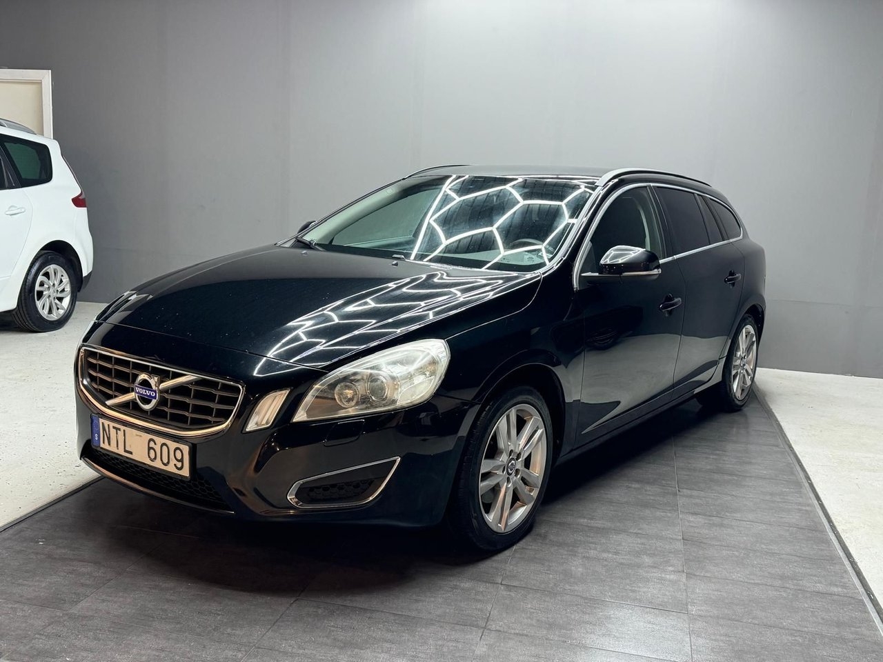 Volvo V60 T3 Momentum Euro 5 2011, kuva 3/10