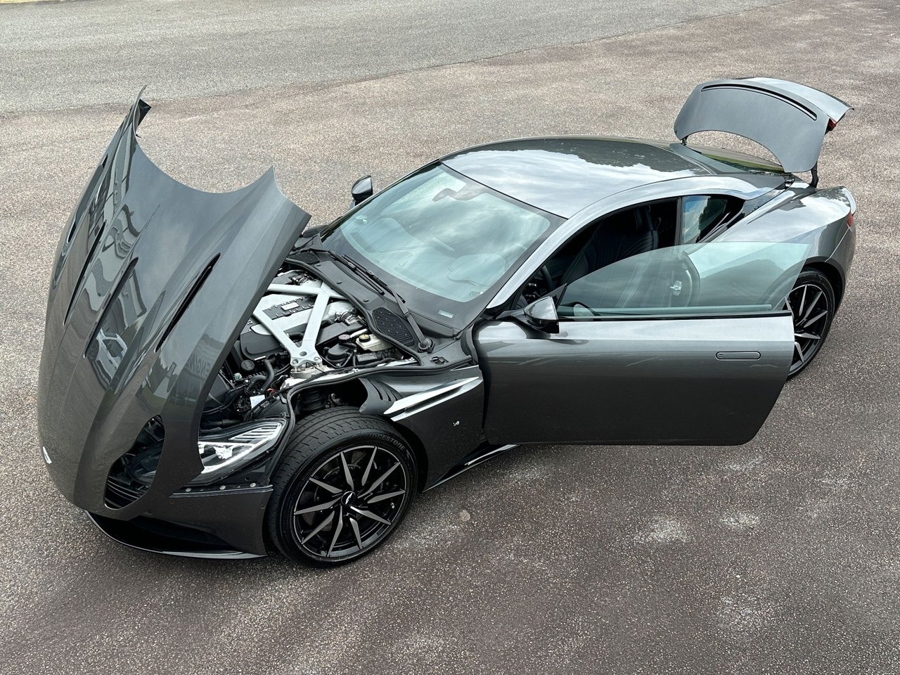 Aston Martin DB11 V12 CEO Edition 2017, bild 6/10