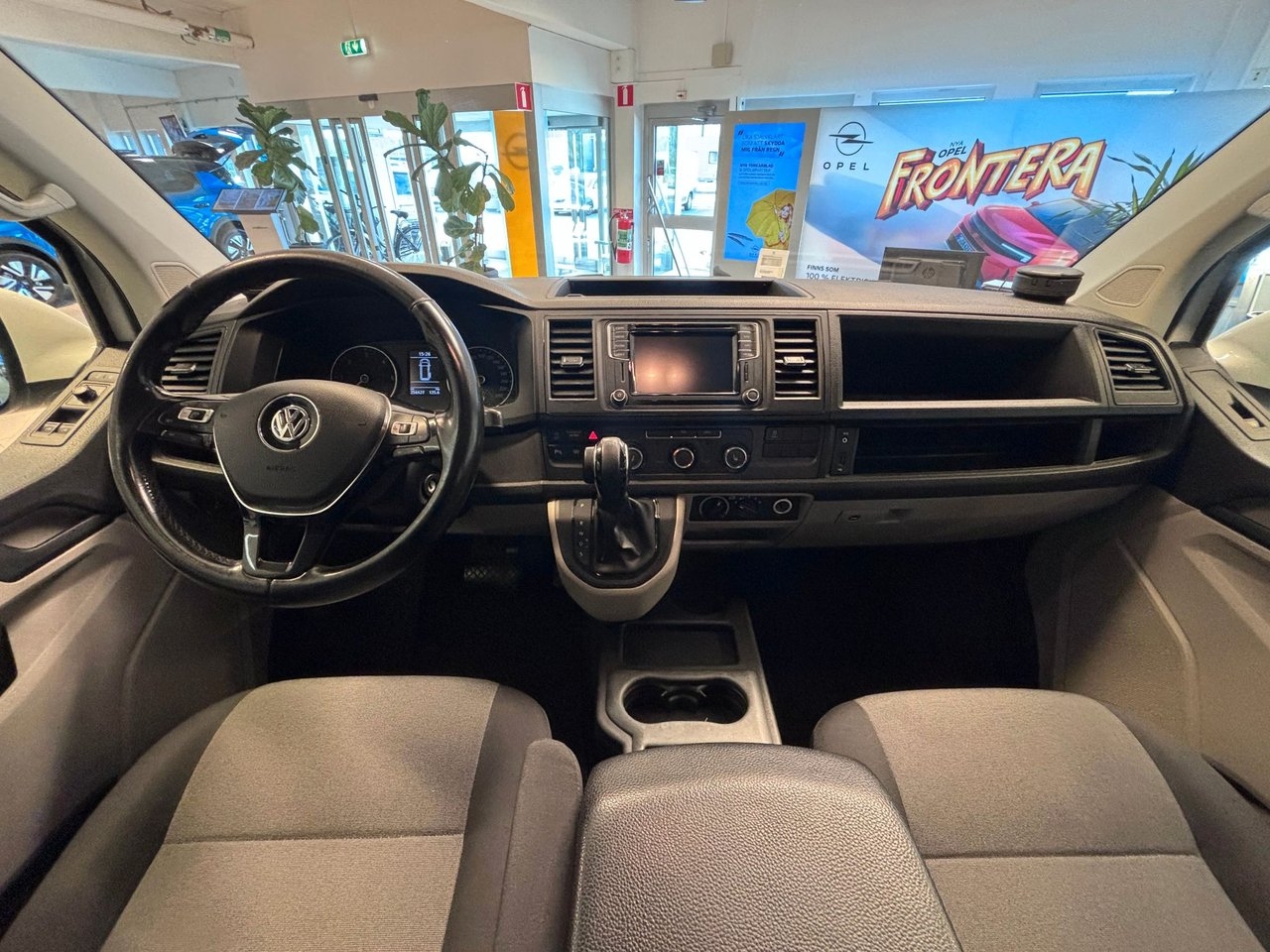 Volkswagen Transporter 2018, kuva 6/10