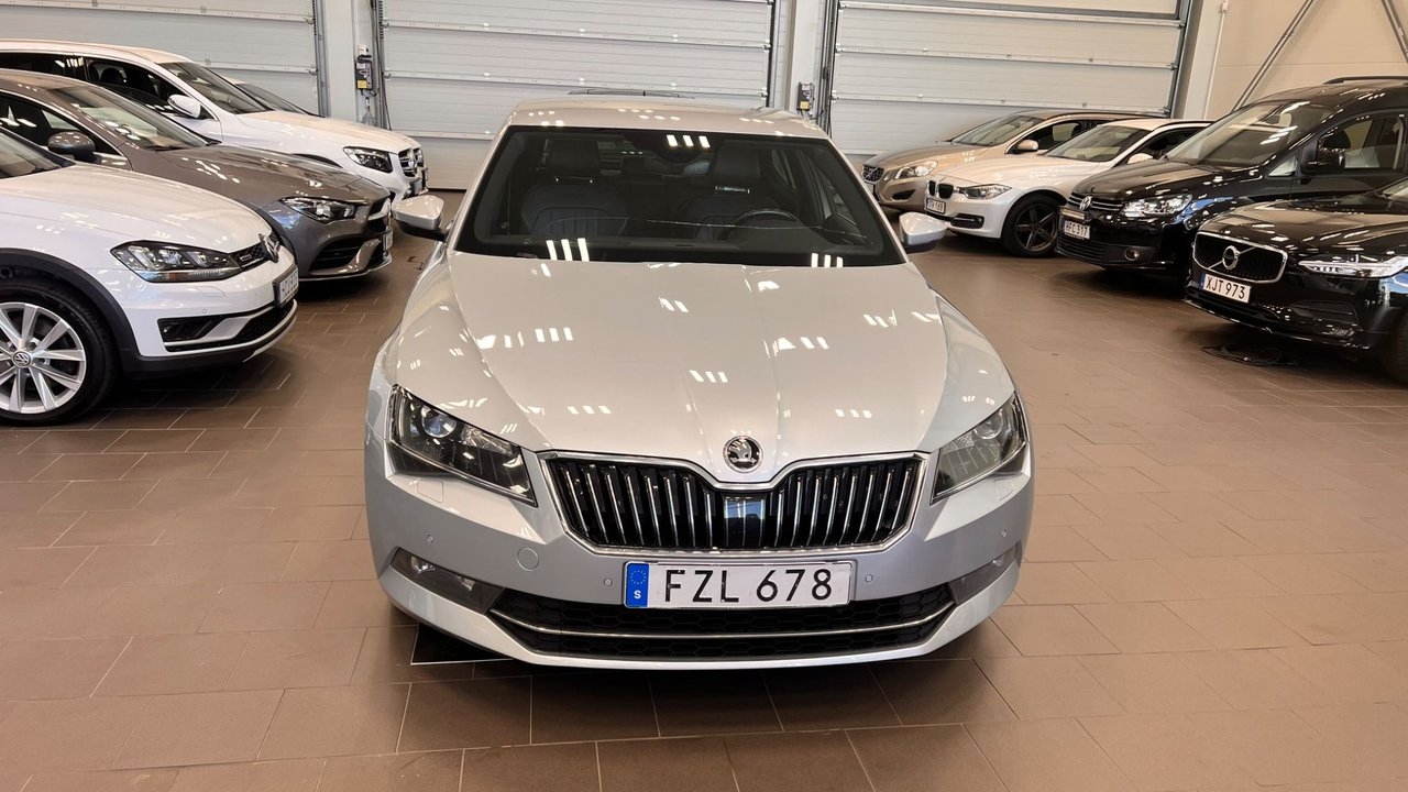 Skoda Superb 2019, bild 2/10