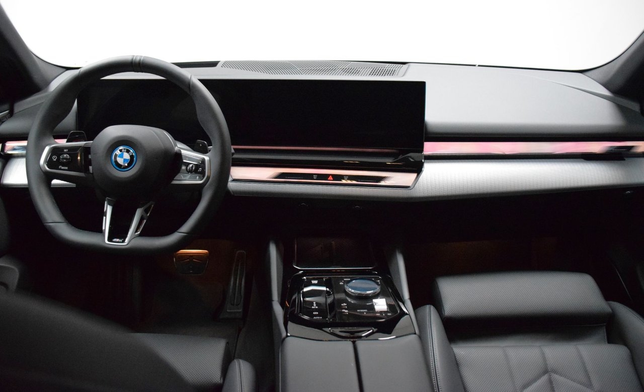 BMW 550 e xDrive Sedan M Pro 2025, bild 3/26