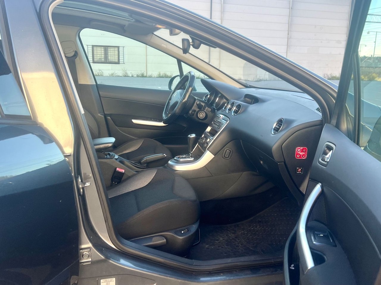 Peugeot 308 5-dr 1.6 THP Automat 2009, bild 7/8