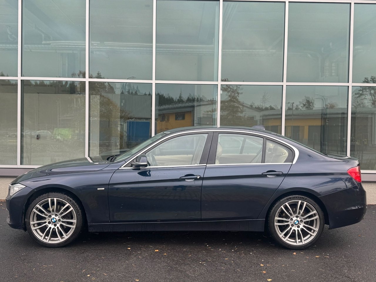 BMW 320 2013, bild 2/10