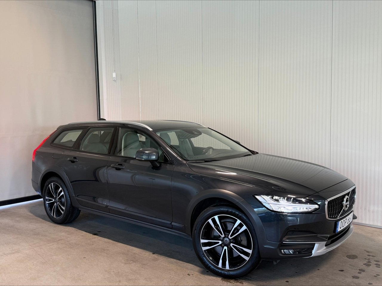 Volvo V90 Cross Country D4 AWD Momentum 2019, bild 2/10