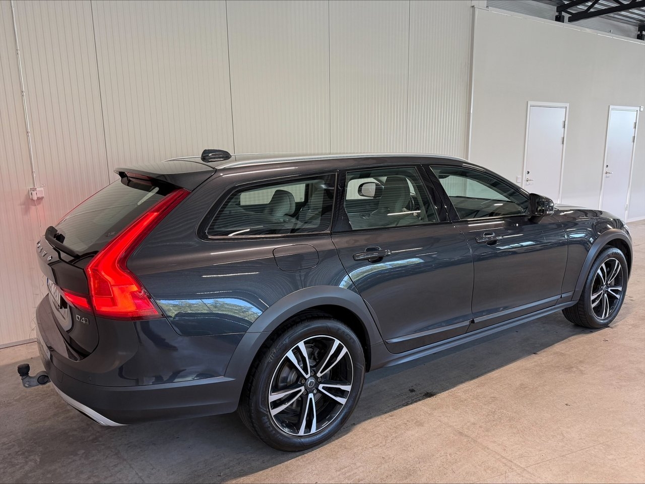 Volvo V90 Cross Country D4 AWD Momentum 2019, bild 3/10