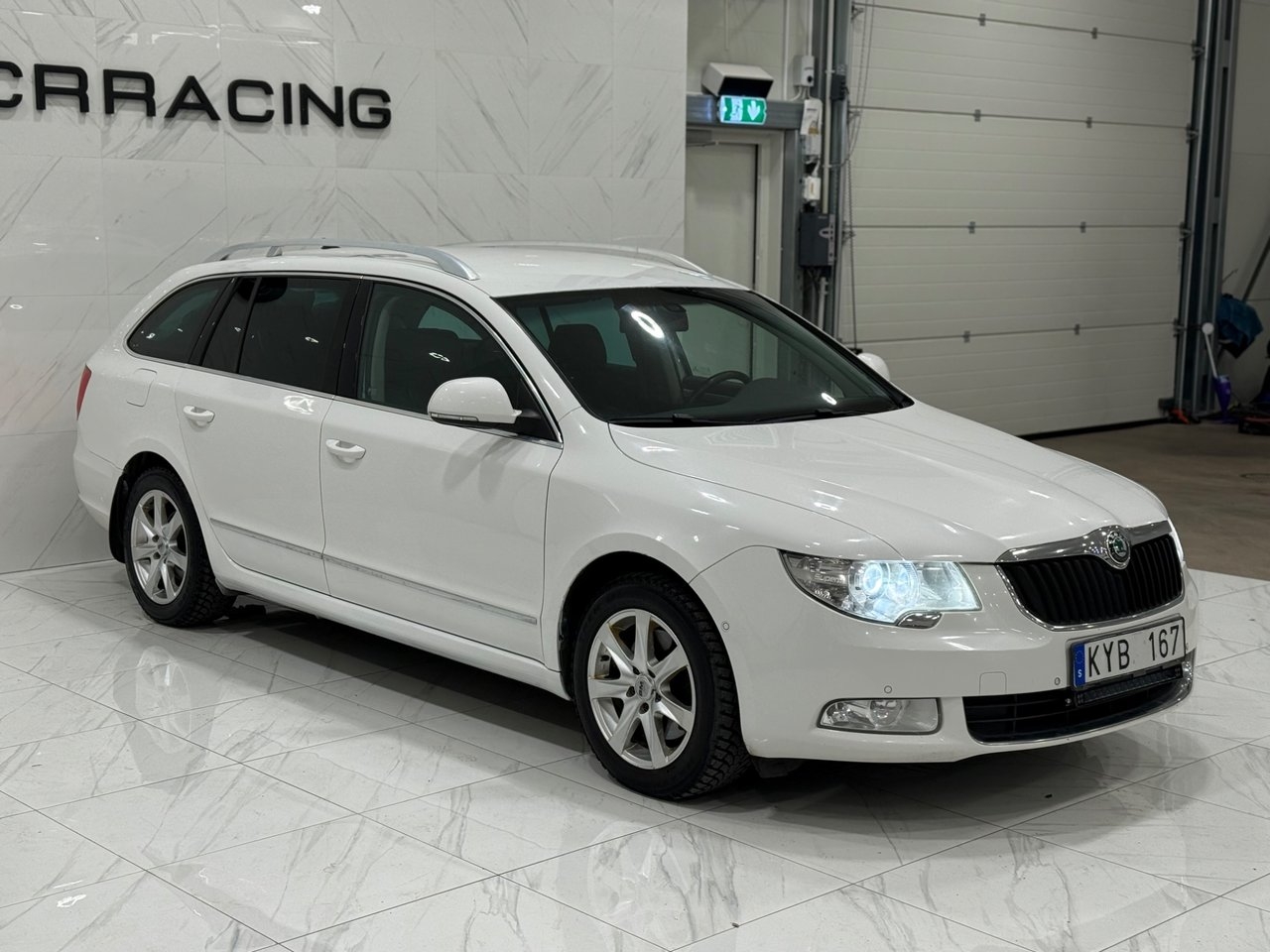 Skoda Superb Kombi 2.0 TDI Elegance 2011, bild 2/10