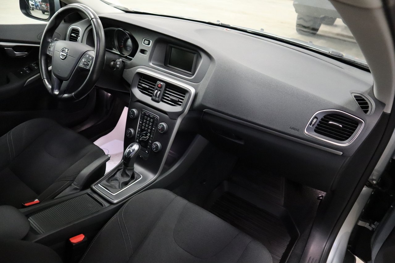 Volvo V40 T3 Automat 2018, photo 6/23