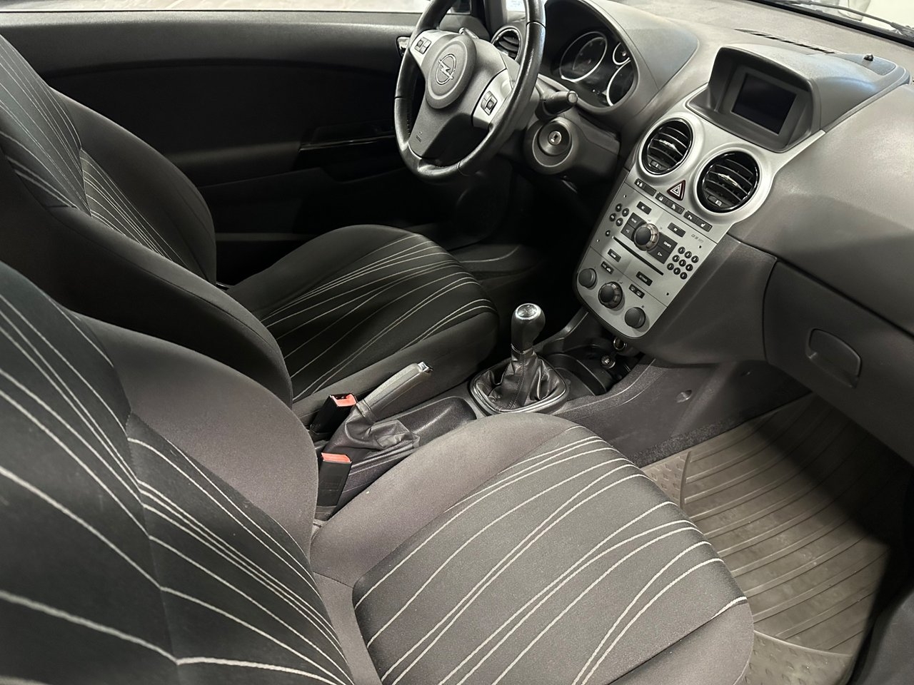 Opel Corsa 2011, bild 7/13