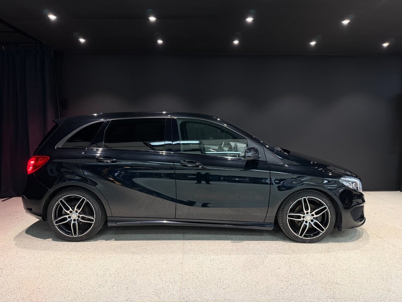 Mercedes-Benz B 180 d AMG Sport 2016, bild 6/14