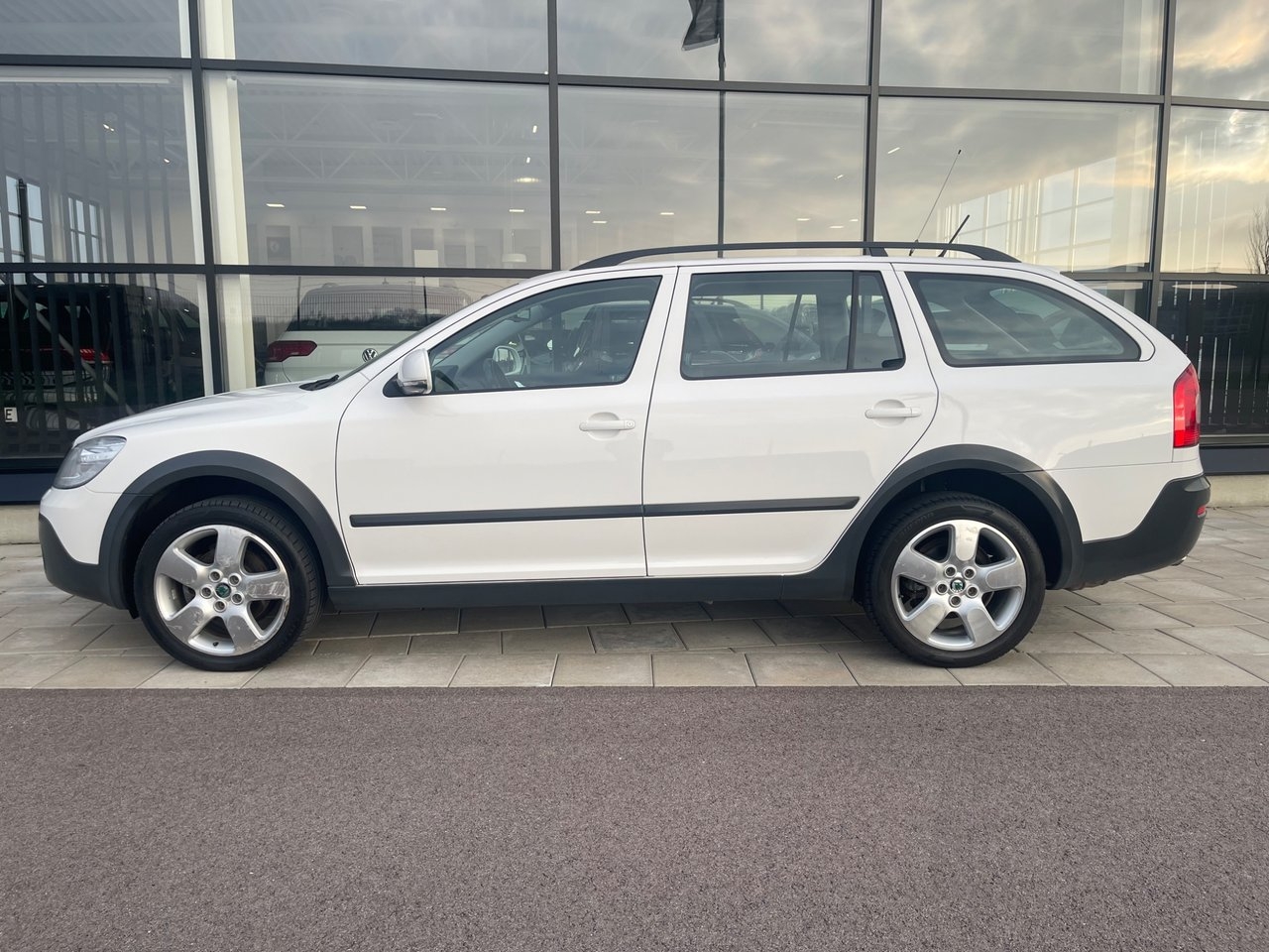 Skoda Octavia 2011, bild 2/10