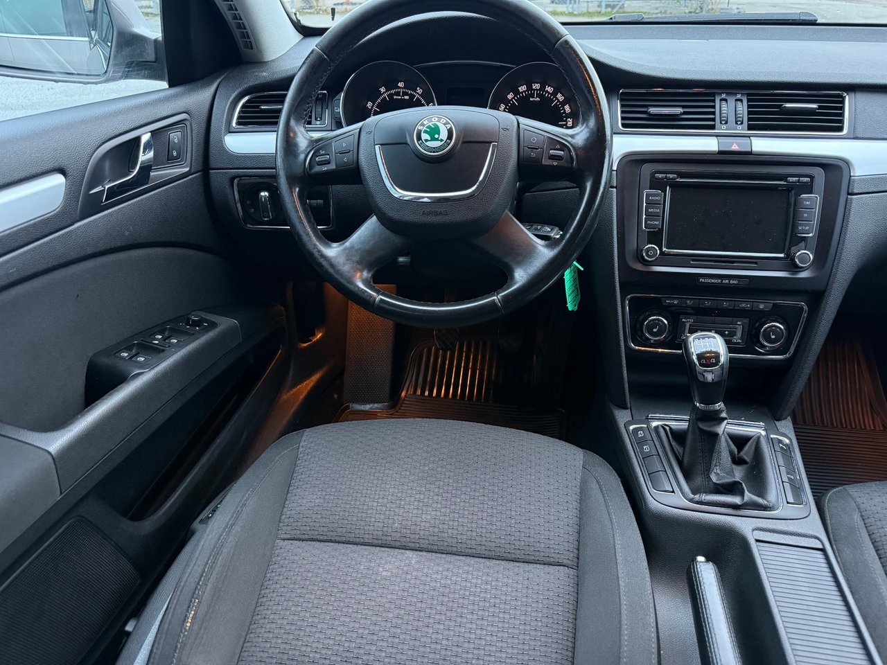 Skoda Superb 2010, bild 5/6