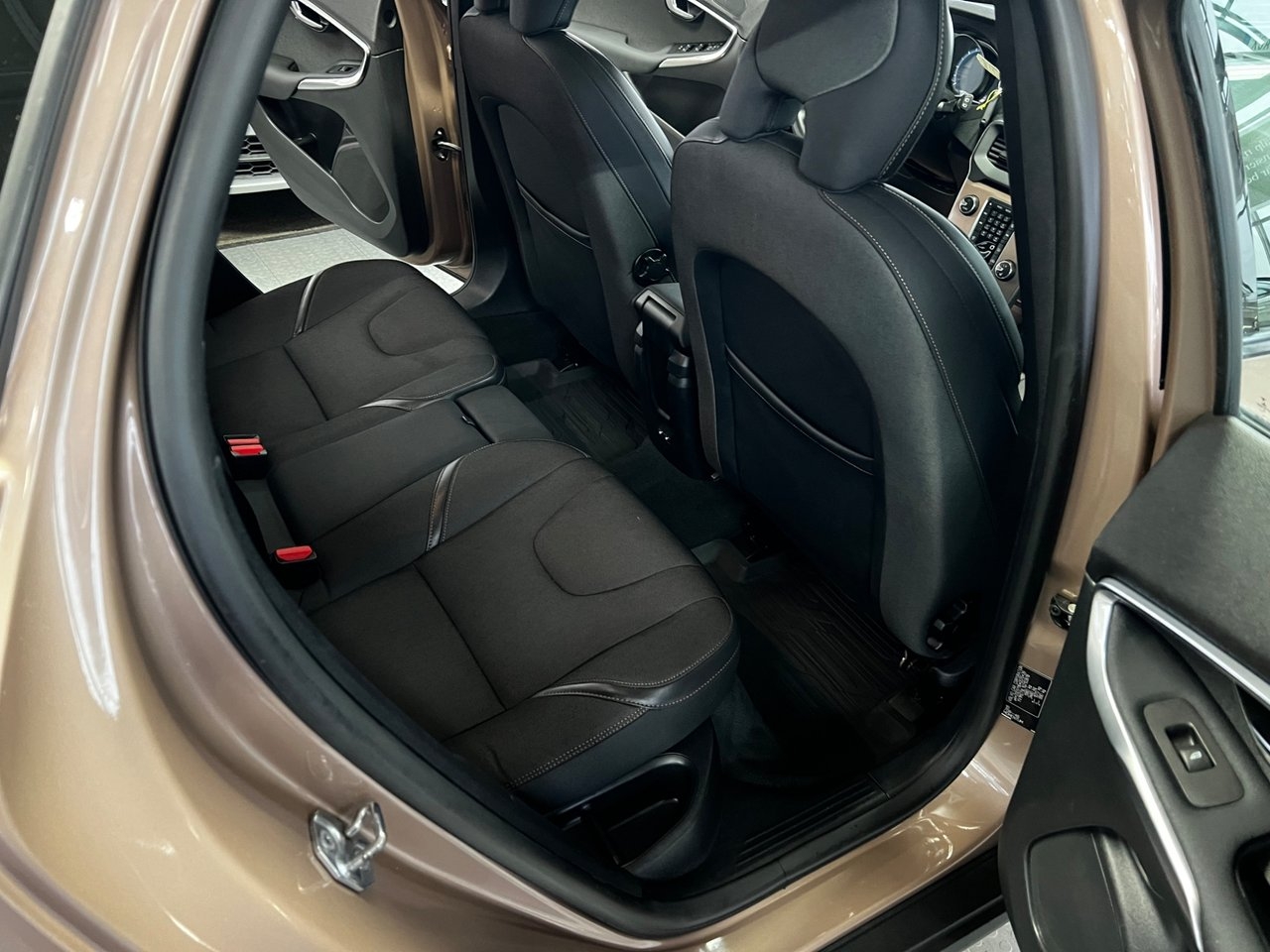 Volvo V40 Cross Country D3 Momentum 2016, photo 7/15