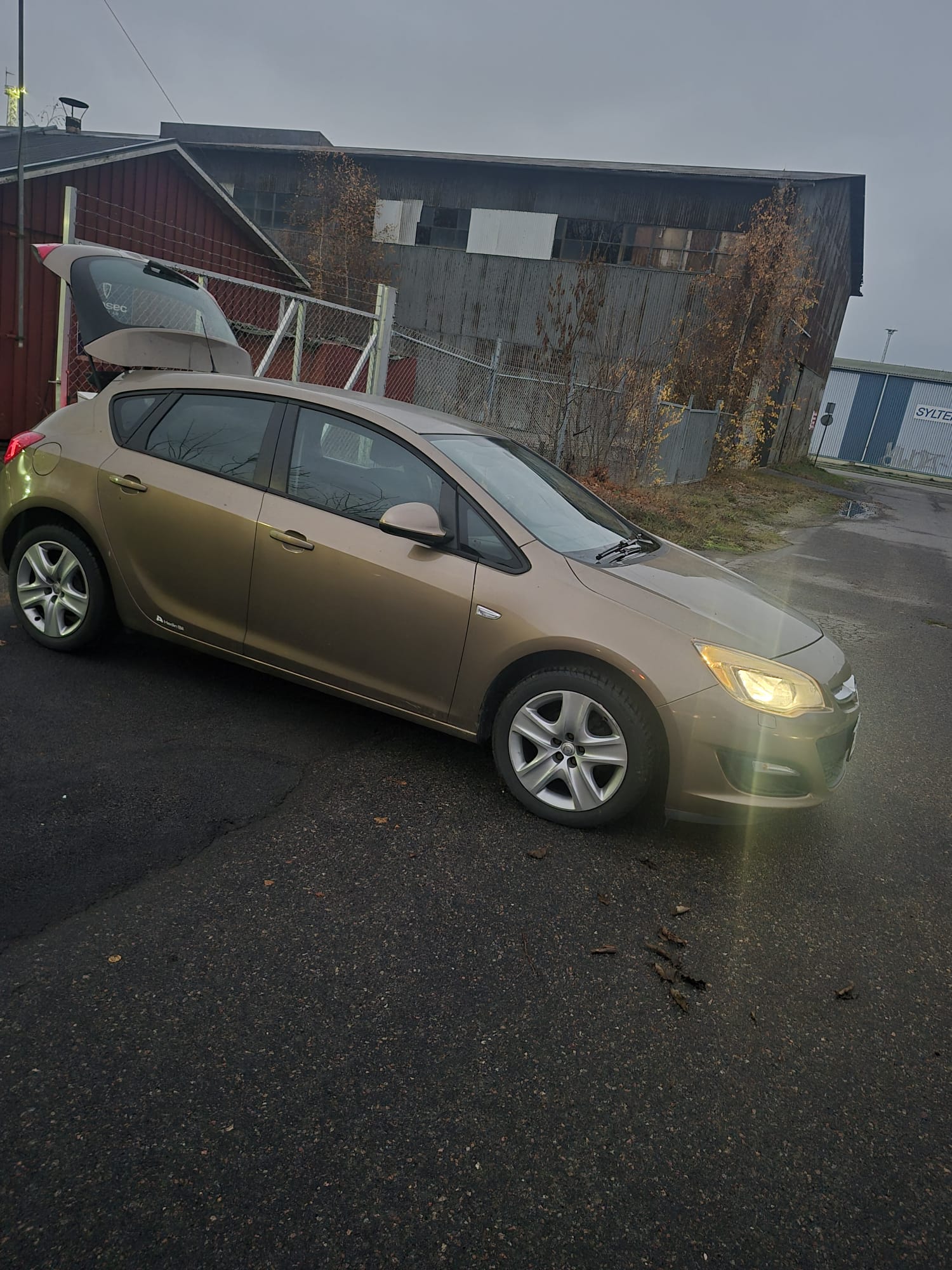 Opel Astra 1.6 Manuell 2013, kuva 2/4