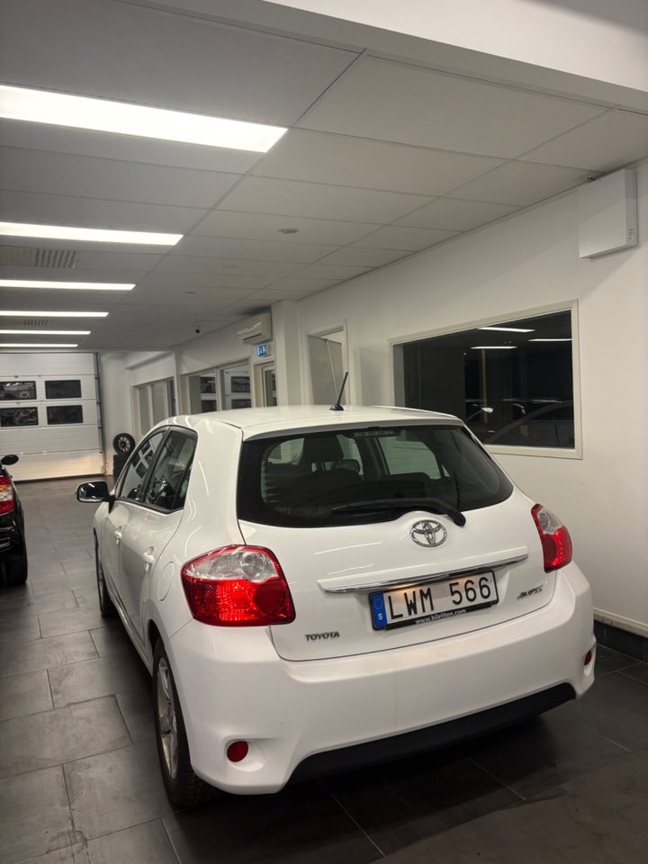 Toyota Auris SÅLD 2011, bild 2/4