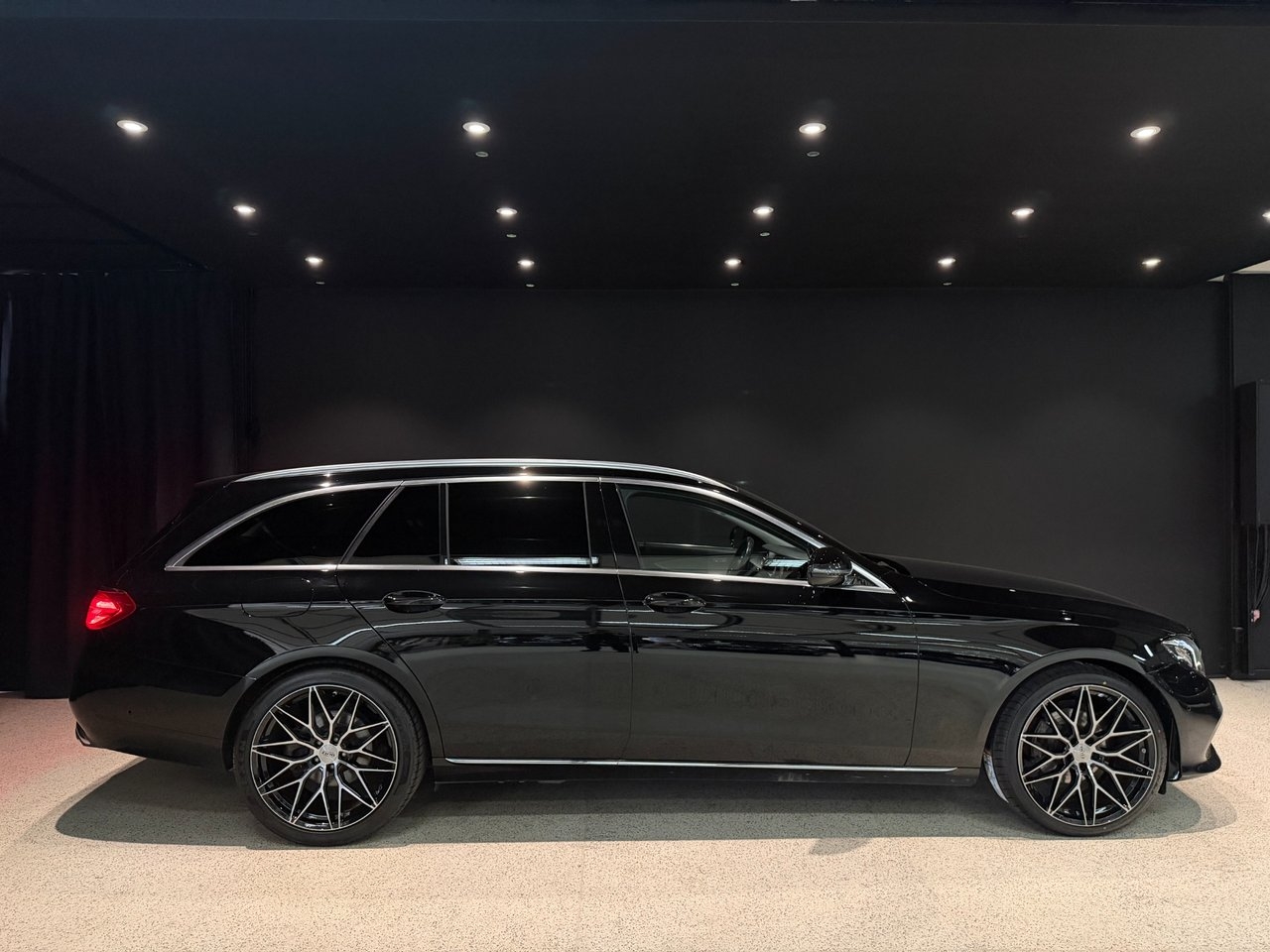 Mercedes-Benz E 220 T d 9G-Tronic 2017, photo 2/19