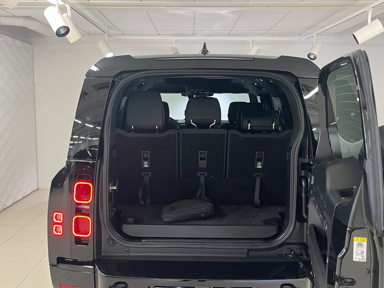 Land Rover Defender 2025, photo 6/10
