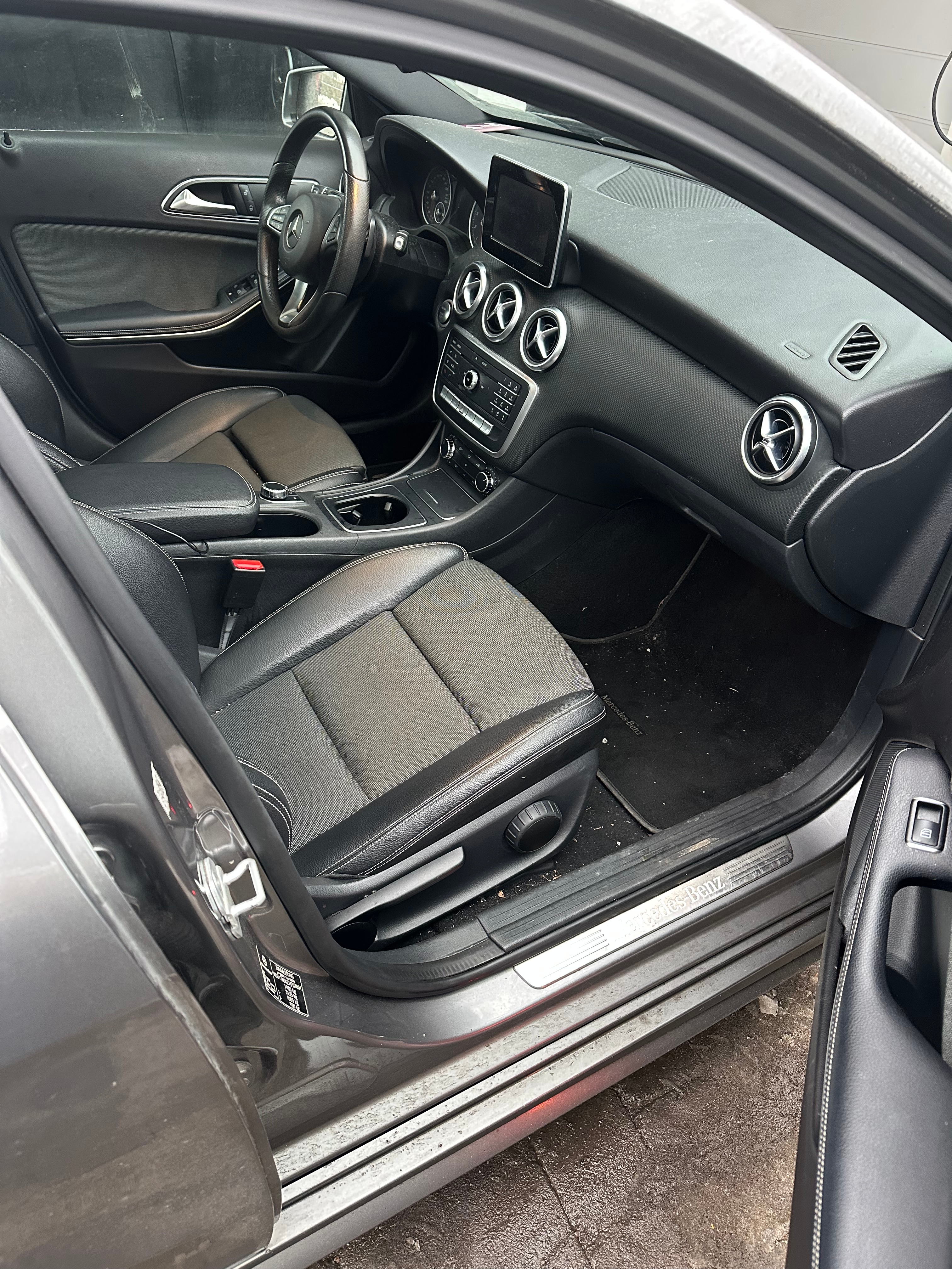 Mercedes-Benz A 180 2018, bild 7/8