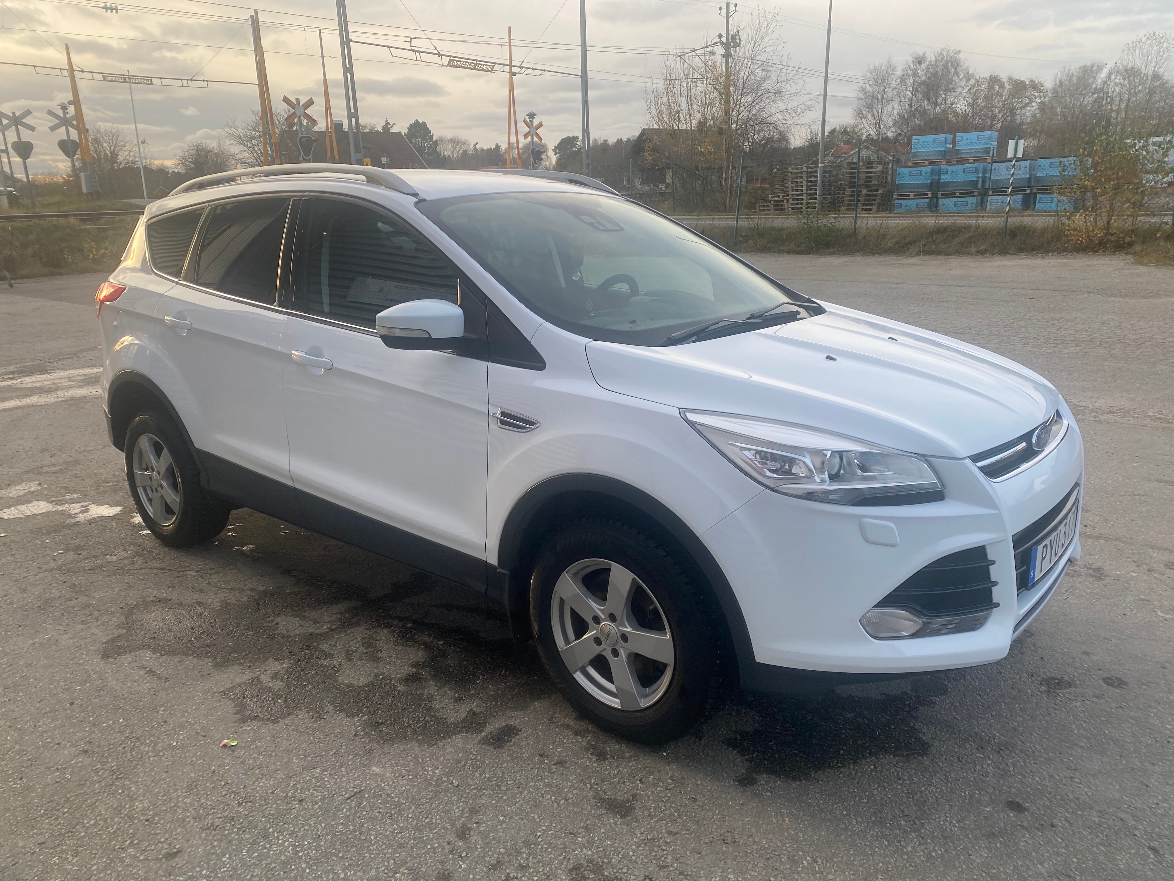 Ford Kuga 2.0 TDCi AWD Powershift 2016, bild 3/10
