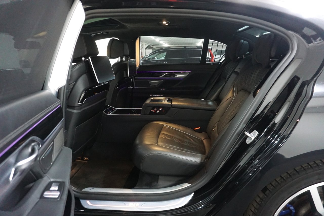 BMW 750 2017, photo 7/10
