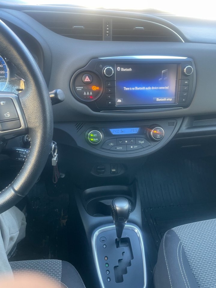 Toyota Yaris Hybrid e-CVT Active Euro 6 2014, bild 4/10