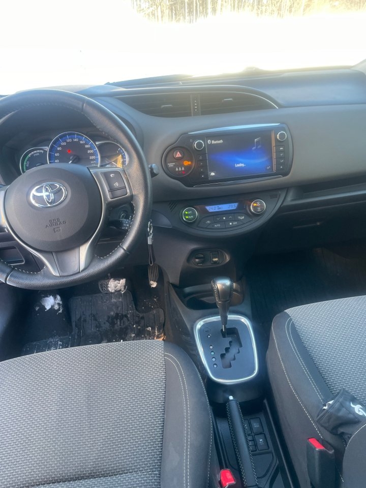 Toyota Yaris Hybrid e-CVT Active Euro 6 2014, bild 6/10