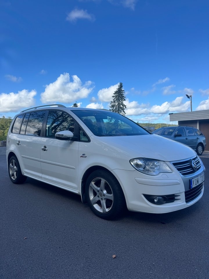 Volkswagen Touran 2010, photo 2/12