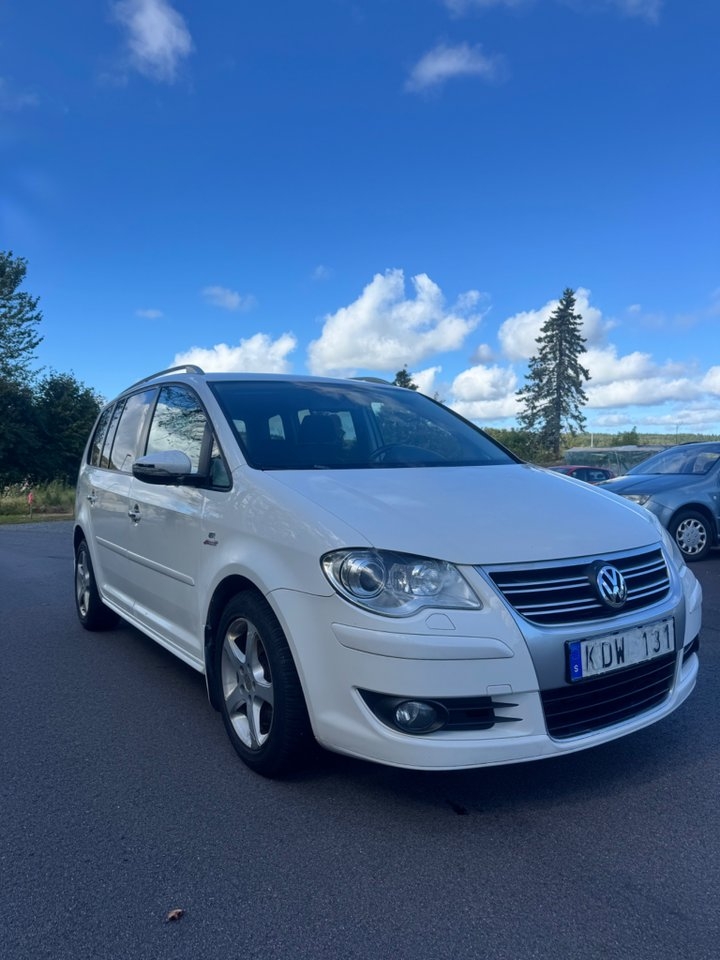 Volkswagen Touran 2010, photo 6/12