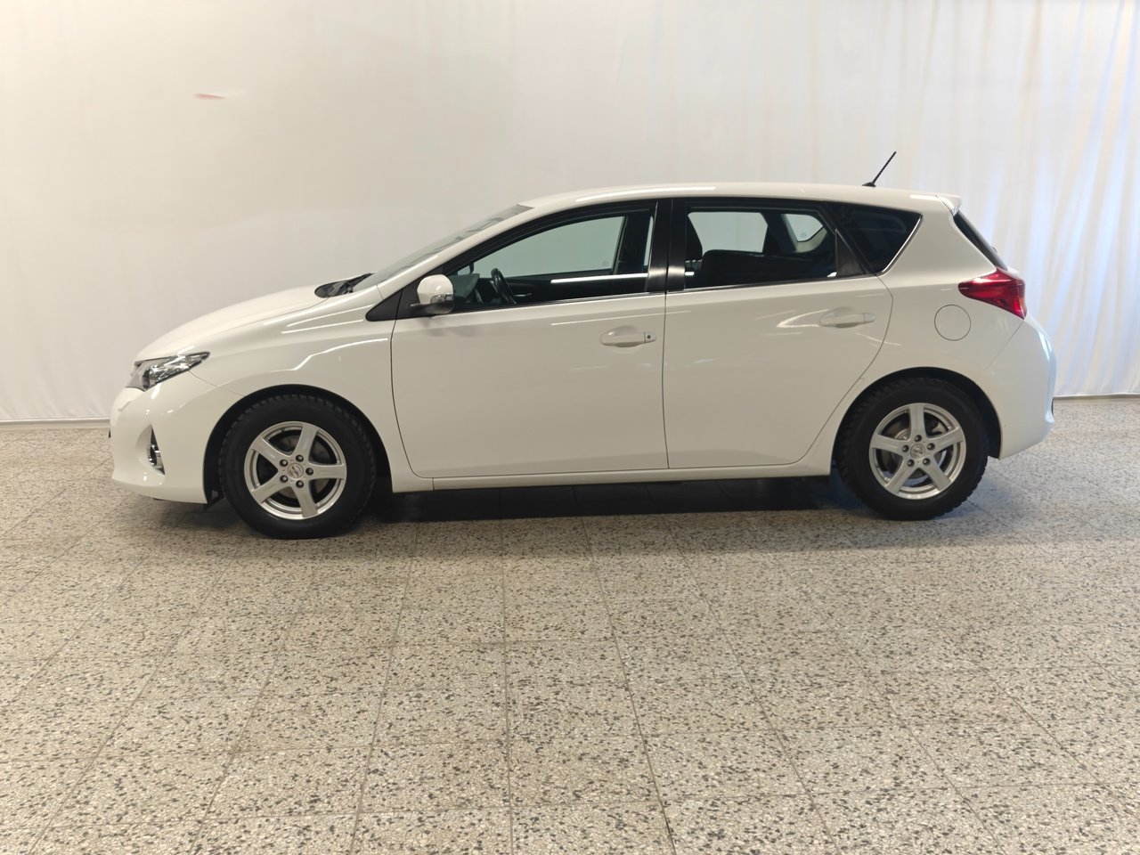 Toyota Auris 2015, bild 2/10