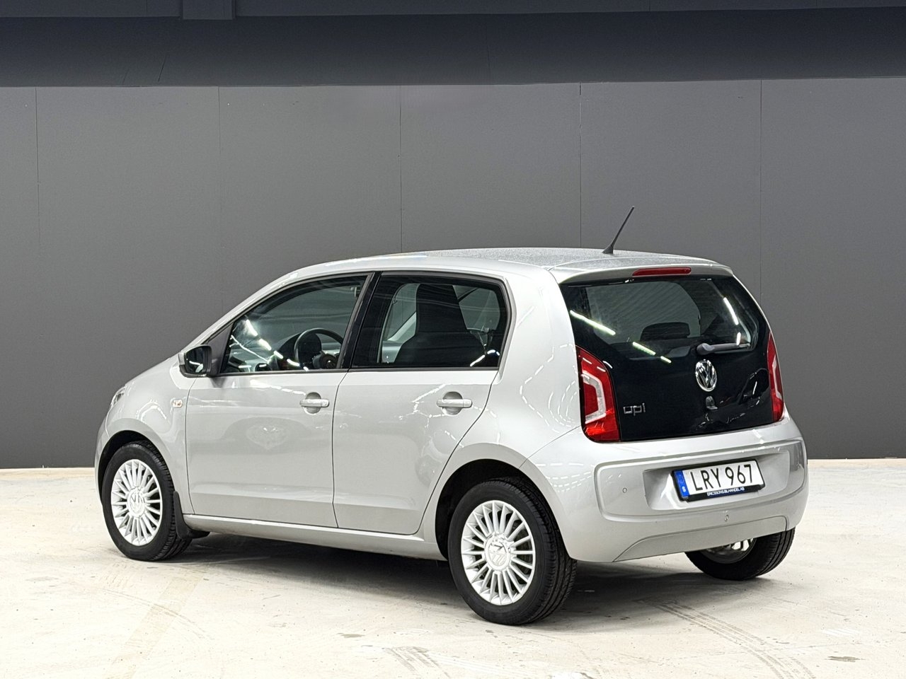 Volkswagen UP! 5-dörrar 1.0 MPI 2015, bild 2/11