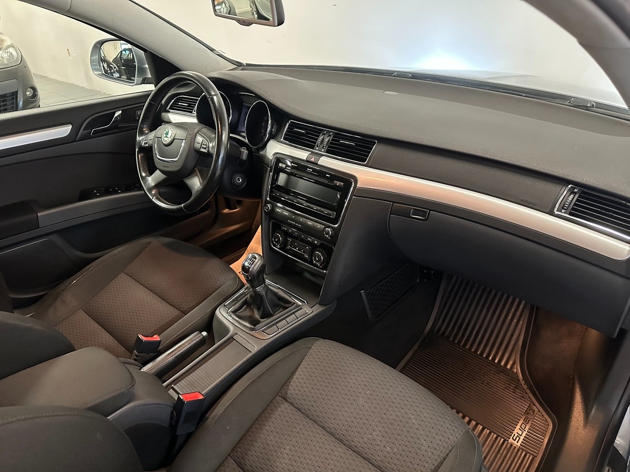 Skoda Superb 2011, bild 8/8