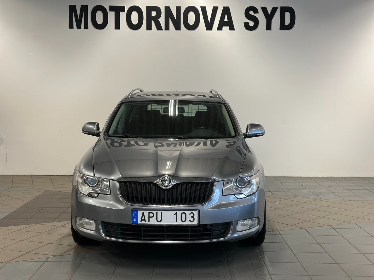 Skoda Superb 2011, bild 2/8