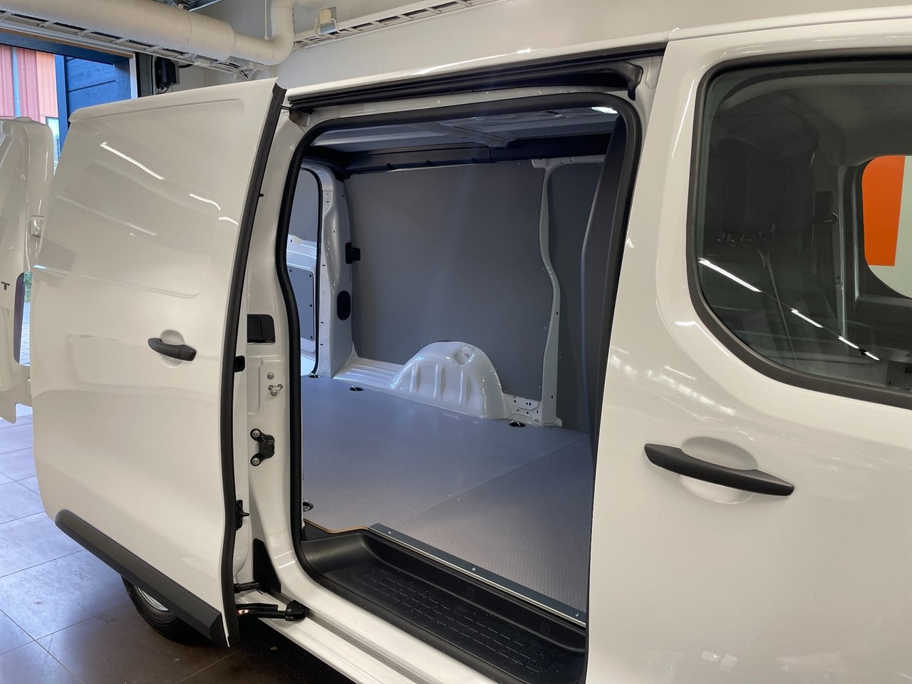 Peugeot Expert BlueHDi 150hk Automat L2 2026, bild 6/8
