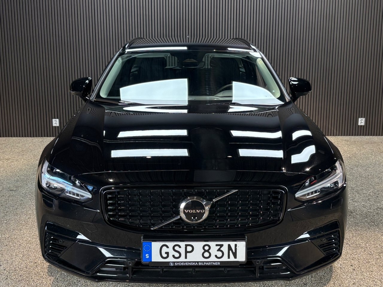 Volvo V90 Recharge 2023, photo 2/16