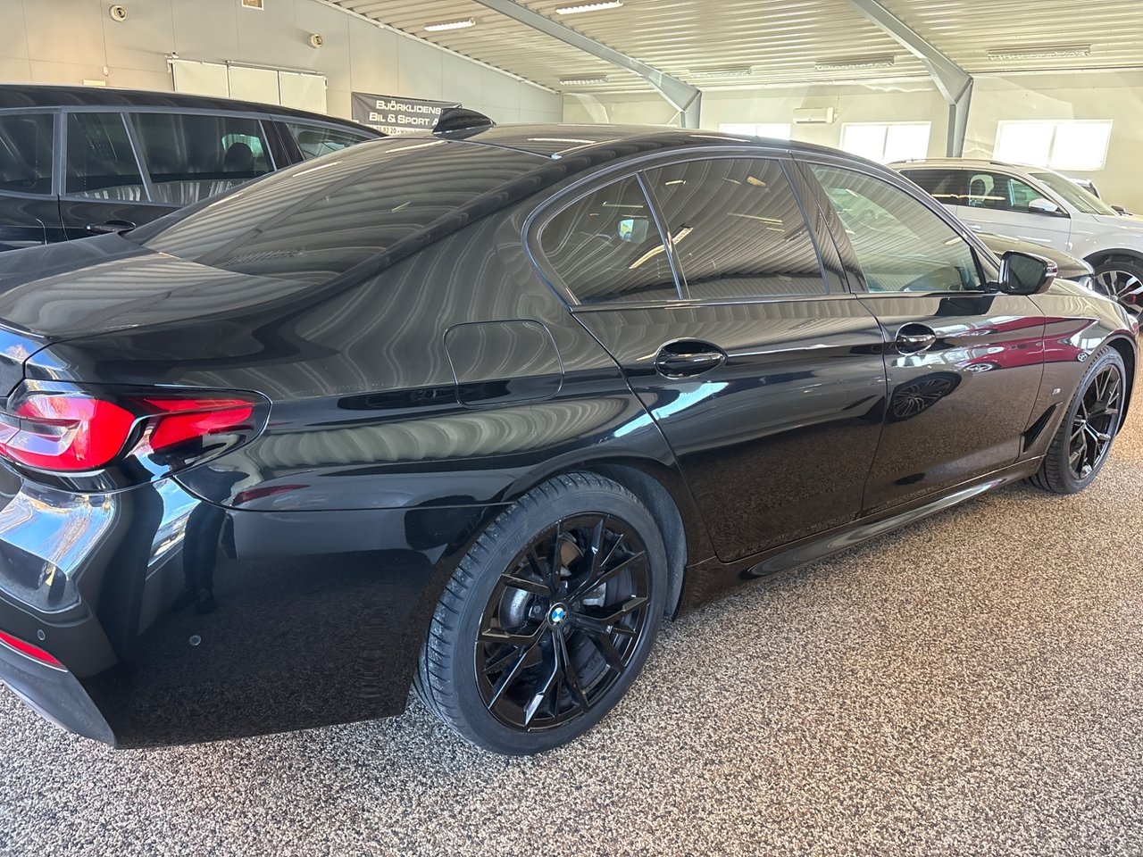 BMW 520 2023, photo 5/10