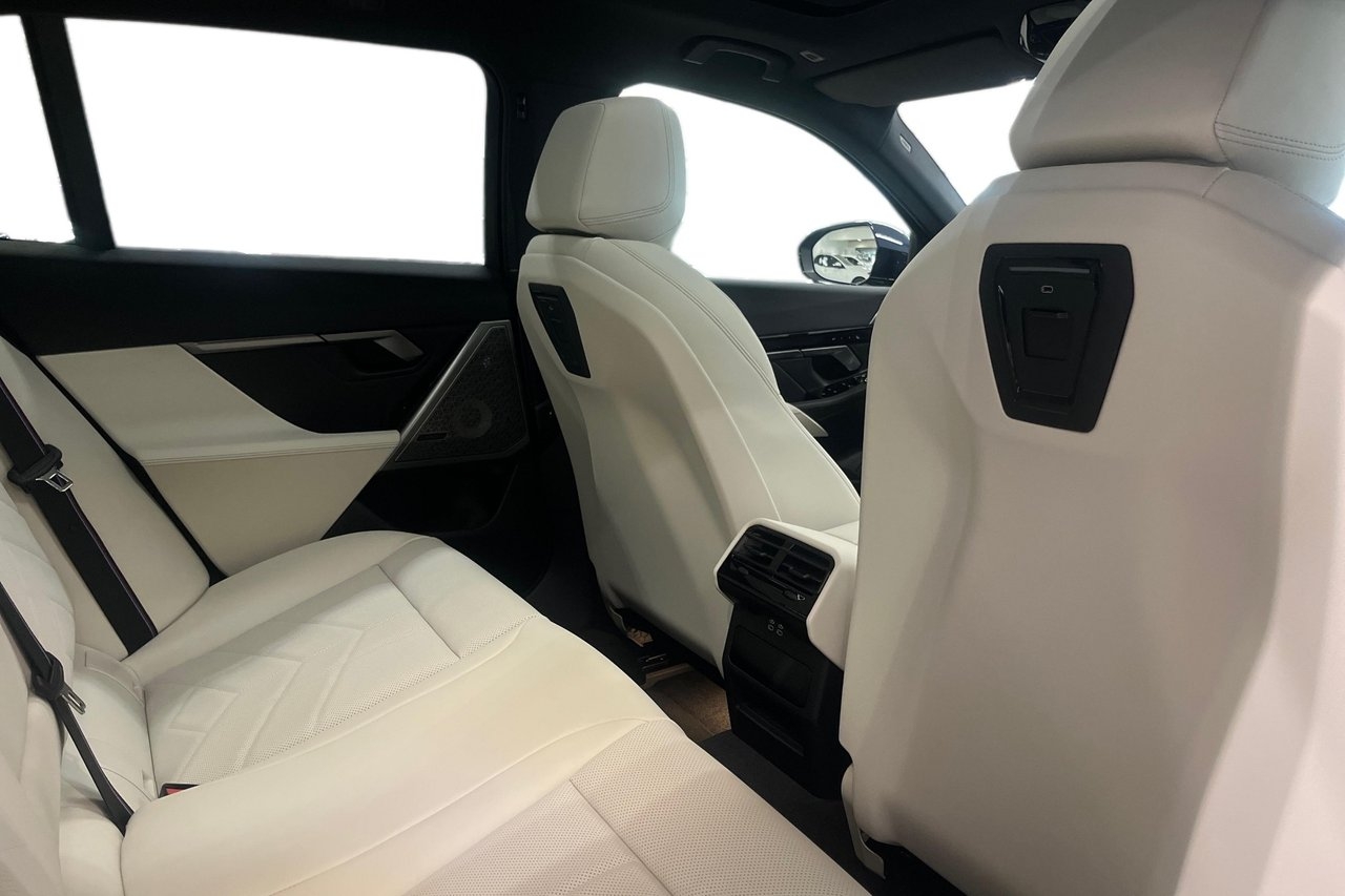 BMW 550 e xDrive Touring M-Sport Pro 2026, bild 7/10