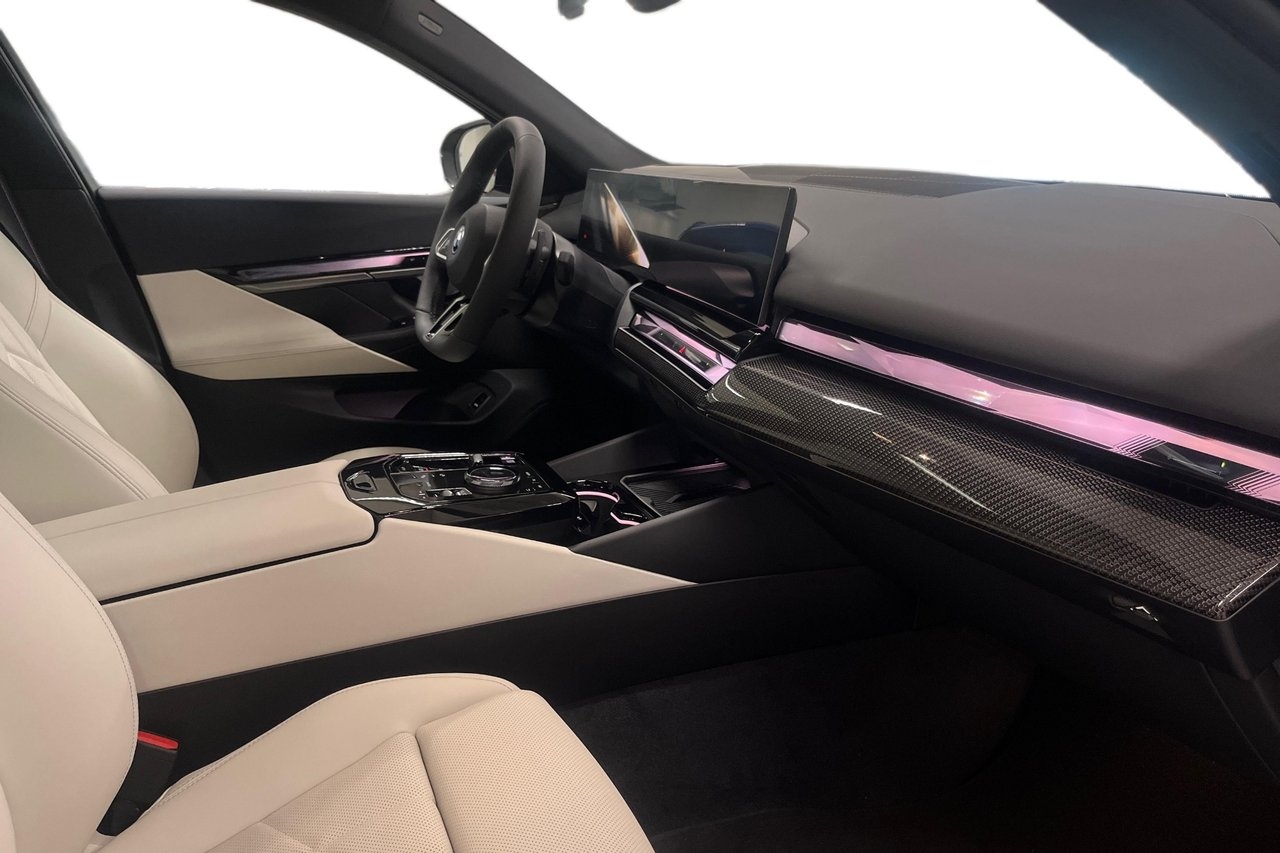 BMW 550 e xDrive Touring M-Sport Pro 2026, bild 6/10