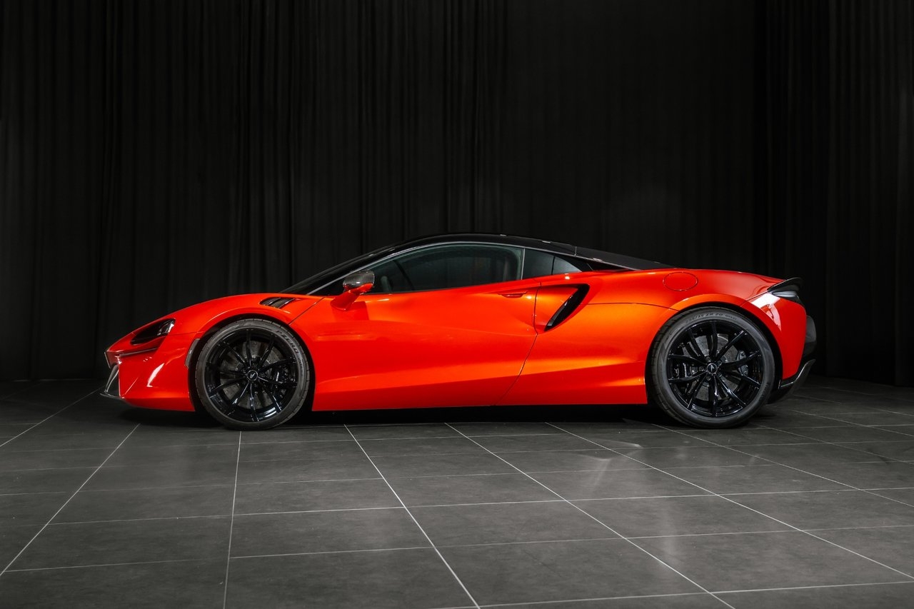 McLaren Artura Carbon/Black Pack/700HK 2024, photo 2/16