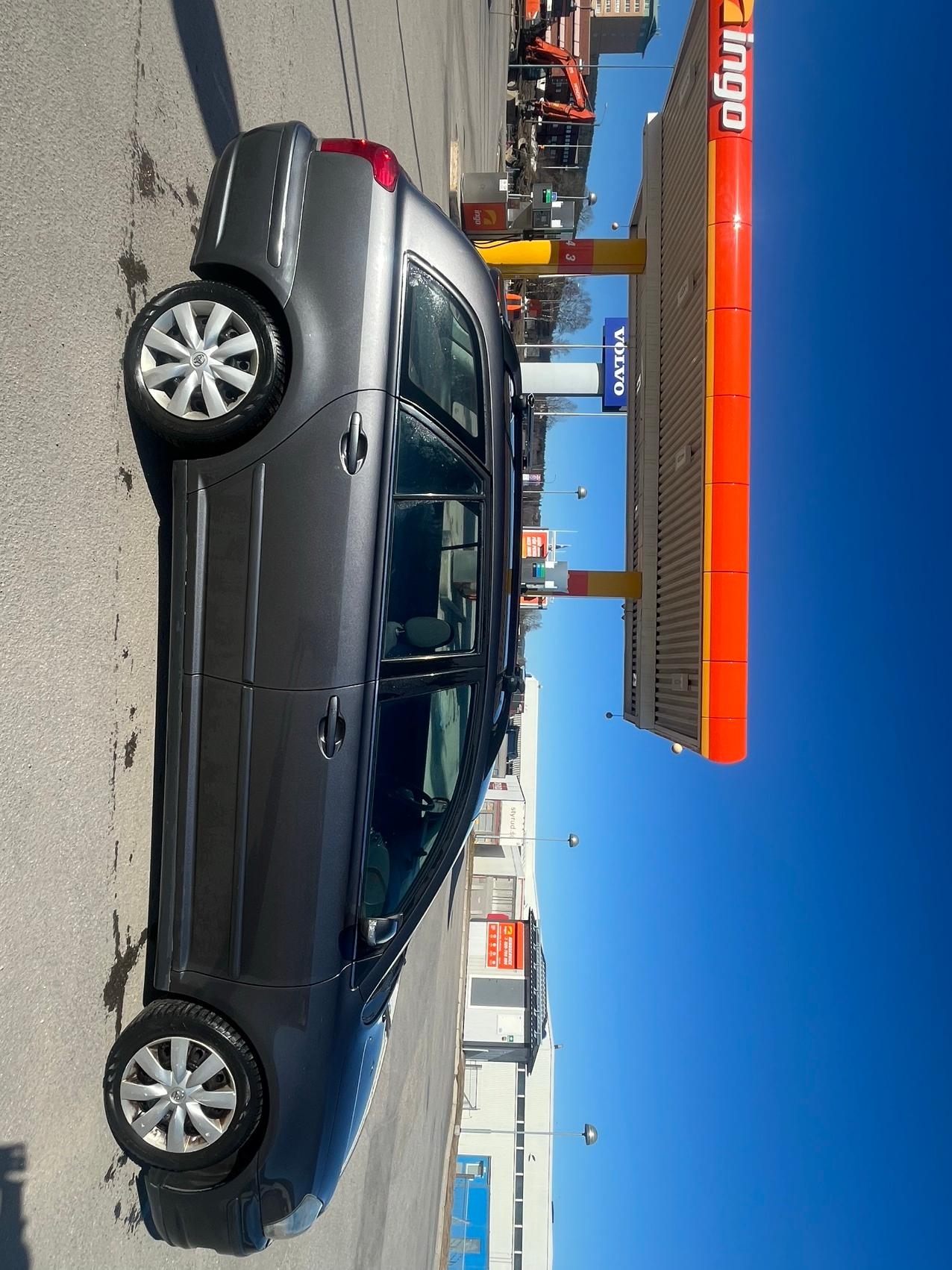 Toyota Avensis Kombi 1.8 VVT-i Manuell 2007, bild 3/4