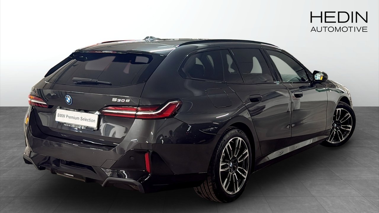 BMW 530 e xDrive Touring M-sport H/K 2025, bild 2/12