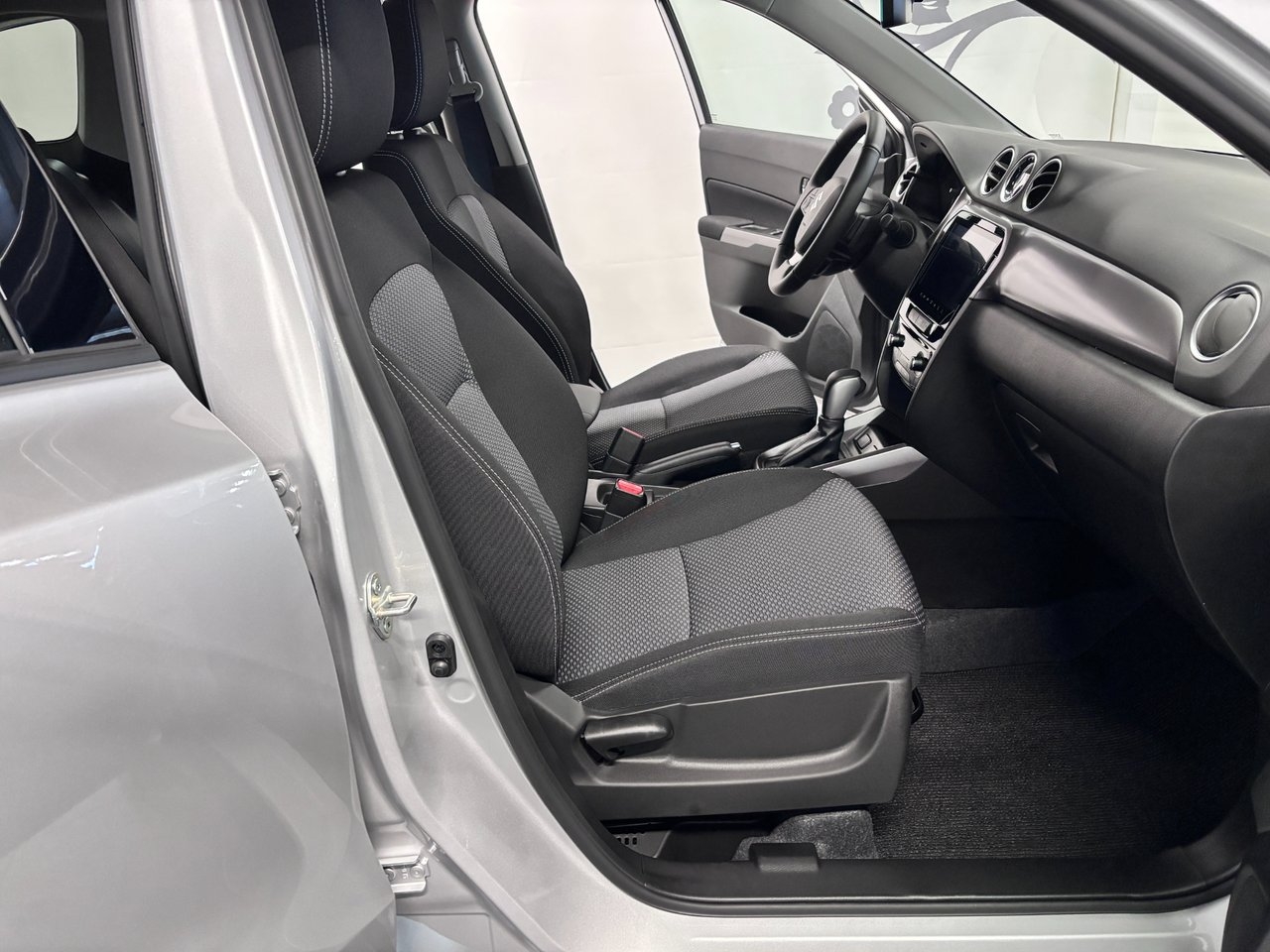 Suzuki Vitara HEV 1,4T Aut, Select 2026, photo 6/10