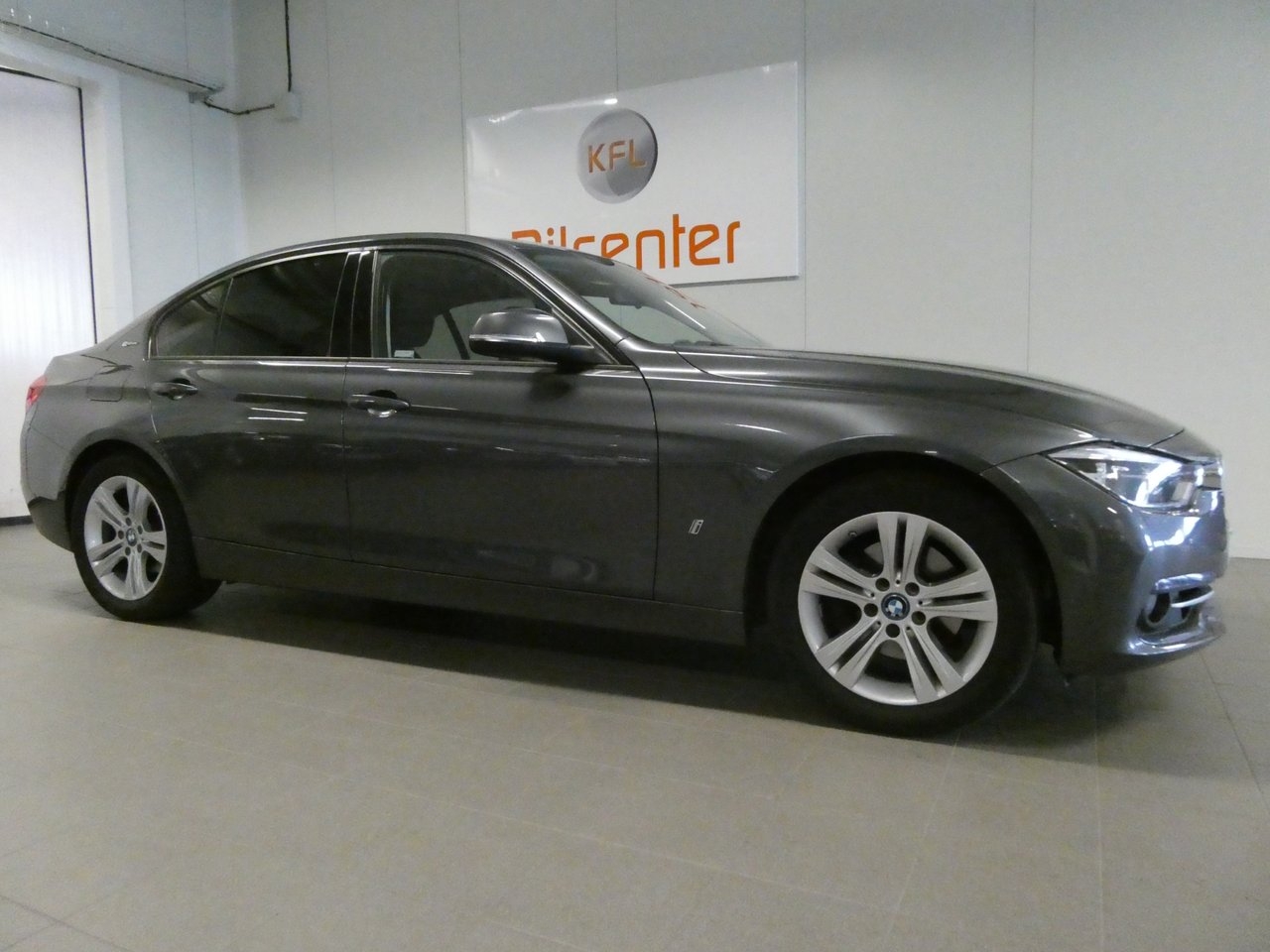 BMW 330 e Sport line 2017, photo 6/20