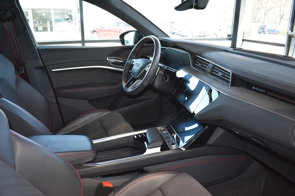 Audi Q8 e-tron e-tron 55 quattro 300 kW 2024, bild 4/7