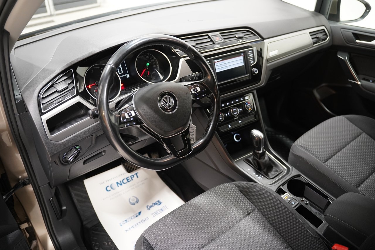 Volkswagen Touran 2016, photo 6/10