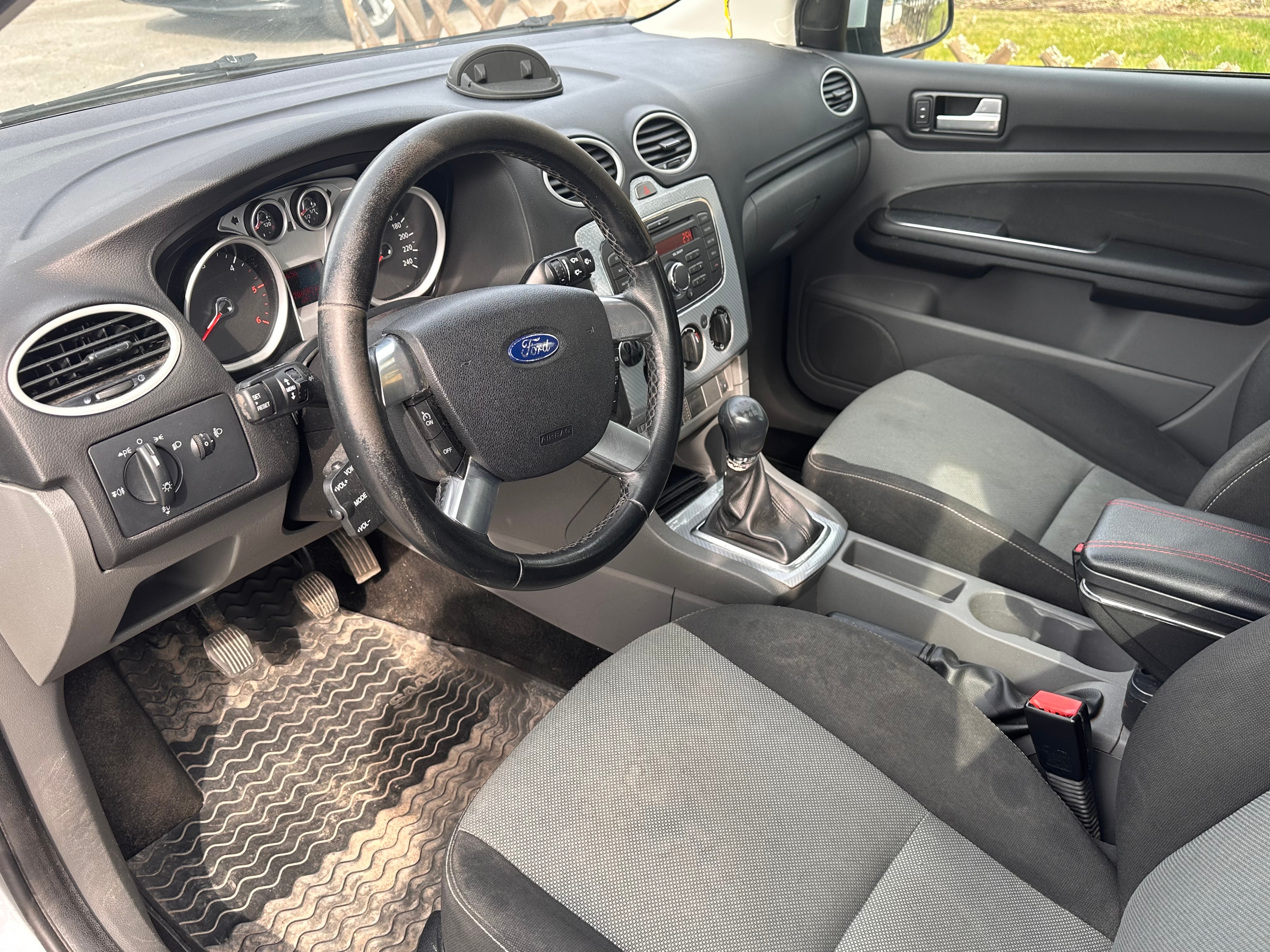 Ford Focus 5-dörrars 1.6 TDCi Manuell 2011, bild 5/9